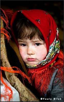 Ukraine people photos - Ukrainian girl wearing national head-dress picture