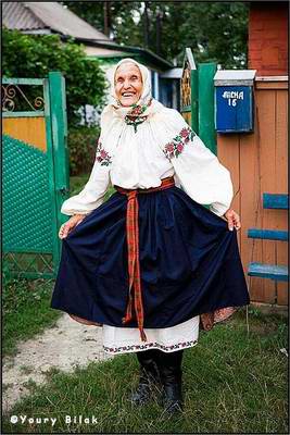 Ukraine people photos - Ukrainians traditional dressing picture