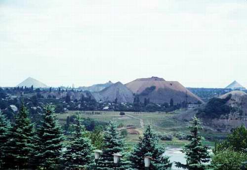 Ukraine natural resources, minerals and treasures of the soil - The mountains of empty ore picture